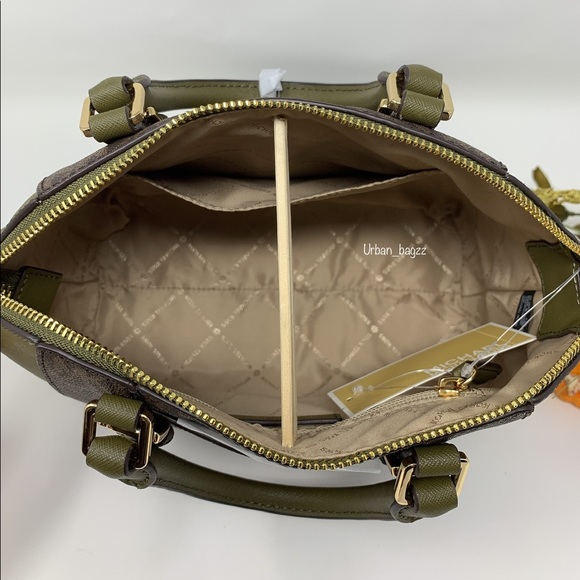 Michael Kors Ciara Medium Messenger - Picture 7 of 8